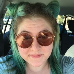 Meet your Posher, Alexis